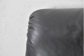 中古　希少な廃番品　富士ファニチア(FUJI FURNITURE)　本革　ブラウンの曲線フレームと黒の張地がモダンな1人掛けソファ　(R-091251)