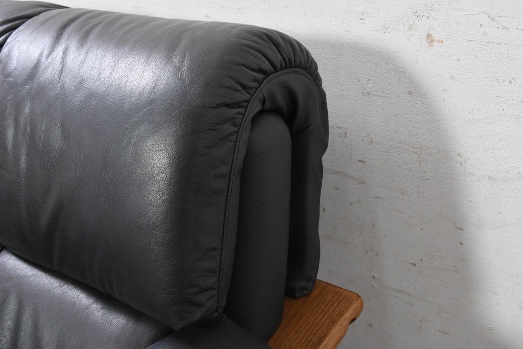 中古　希少な廃番品　富士ファニチア(FUJI FURNITURE)　本革　ブラウンの曲線フレームと黒の張地がモダンな1人掛けソファ　(R-091251)