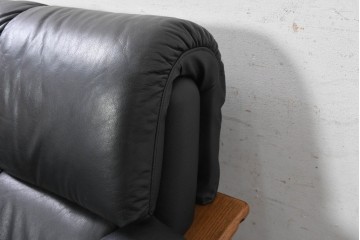 中古　希少な廃番品　富士ファニチア(FUJI FURNITURE)　本革　ブラウンの曲線フレームと黒の張地がモダンな1人掛けソファ　(R-091251)