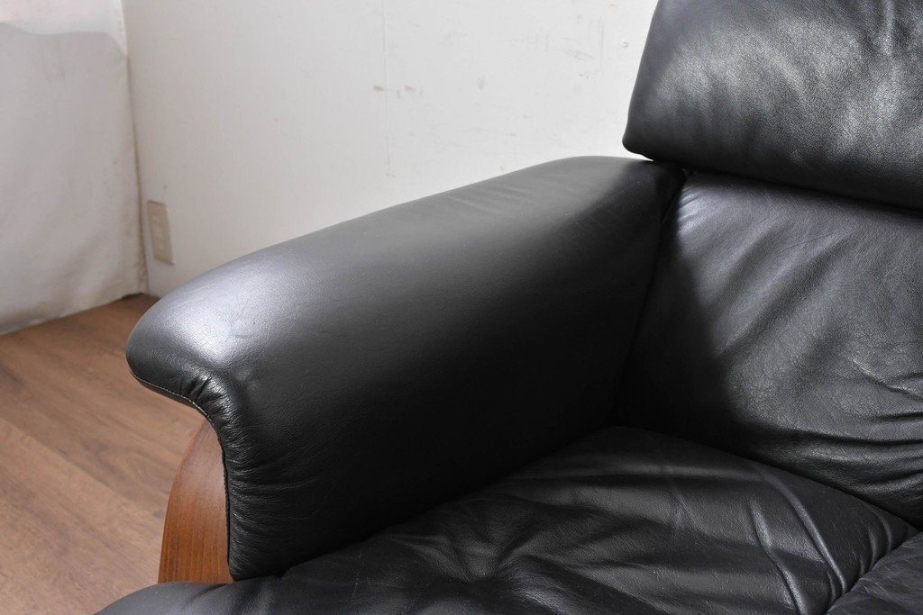 中古　希少な廃番品　富士ファニチア(FUJI FURNITURE)　本革　ブラウンの曲線フレームと黒の張地がモダンな1人掛けソファ　(R-091251)