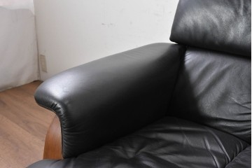 中古　希少な廃番品　富士ファニチア(FUJI FURNITURE)　本革　ブラウンの曲線フレームと黒の張地がモダンな1人掛けソファ　(R-091251)