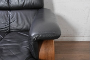 中古　希少な廃番品　富士ファニチア(FUJI FURNITURE)　本革　ブラウンの曲線フレームと黒の張地がモダンな1人掛けソファ　(R-091251)
