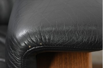 中古　希少な廃番品　富士ファニチア(FUJI FURNITURE)　本革　ブラウンの曲線フレームと黒の張地がモダンな1人掛けソファ　(R-091251)