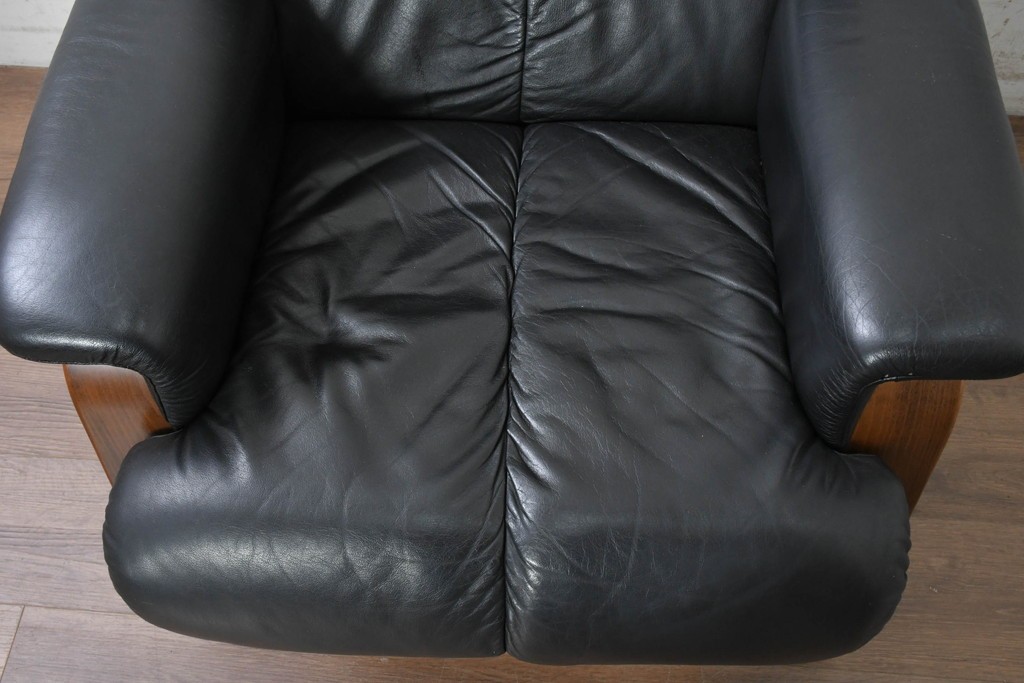 中古　希少な廃番品　富士ファニチア(FUJI FURNITURE)　本革　ブラウンの曲線フレームと黒の張地がモダンな1人掛けソファ　(R-091251)