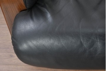 中古　希少な廃番品　富士ファニチア(FUJI FURNITURE)　本革　ブラウンの曲線フレームと黒の張地がモダンな1人掛けソファ　(R-091251)