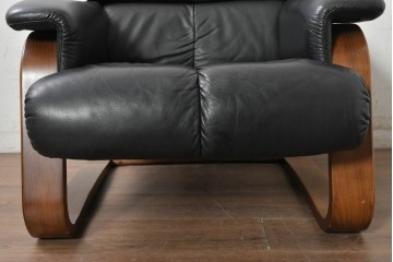 中古　希少な廃番品　富士ファニチア(FUJI FURNITURE)　本革　ブラウンの曲線フレームと黒の張地がモダンな1人掛けソファ　(R-091251)