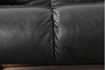 中古　希少な廃番品　富士ファニチア(FUJI FURNITURE)　本革　ブラウンの曲線フレームと黒の張地がモダンな1人掛けソファ　(R-091251)