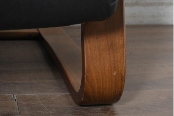 中古　希少な廃番品　富士ファニチア(FUJI FURNITURE)　本革　ブラウンの曲線フレームと黒の張地がモダンな1人掛けソファ　(R-091251)