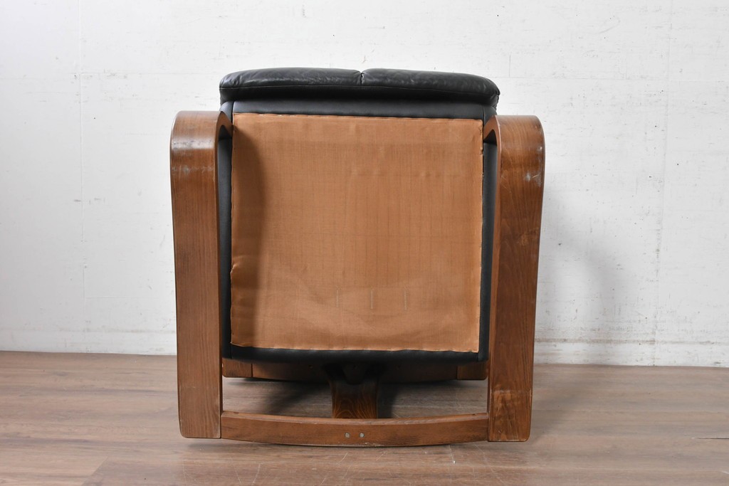 中古　希少な廃番品　富士ファニチア(FUJI FURNITURE)　本革　ブラウンの曲線フレームと黒の張地がモダンな1人掛けソファ　(R-091251)