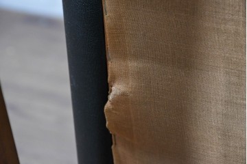 中古　希少な廃番品　富士ファニチア(FUJI FURNITURE)　本革　ブラウンの曲線フレームと黒の張地がモダンな1人掛けソファ　(R-091251)