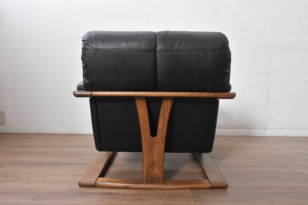 中古　希少な廃番品　富士ファニチア(FUJI FURNITURE)　本革　ブラウンの曲線フレームと黒の張地がモダンな1人掛けソファ　(R-091251)