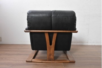 中古　希少な廃番品　富士ファニチア(FUJI FURNITURE)　本革　ブラウンの曲線フレームと黒の張地がモダンな1人掛けソファ　(R-091251)