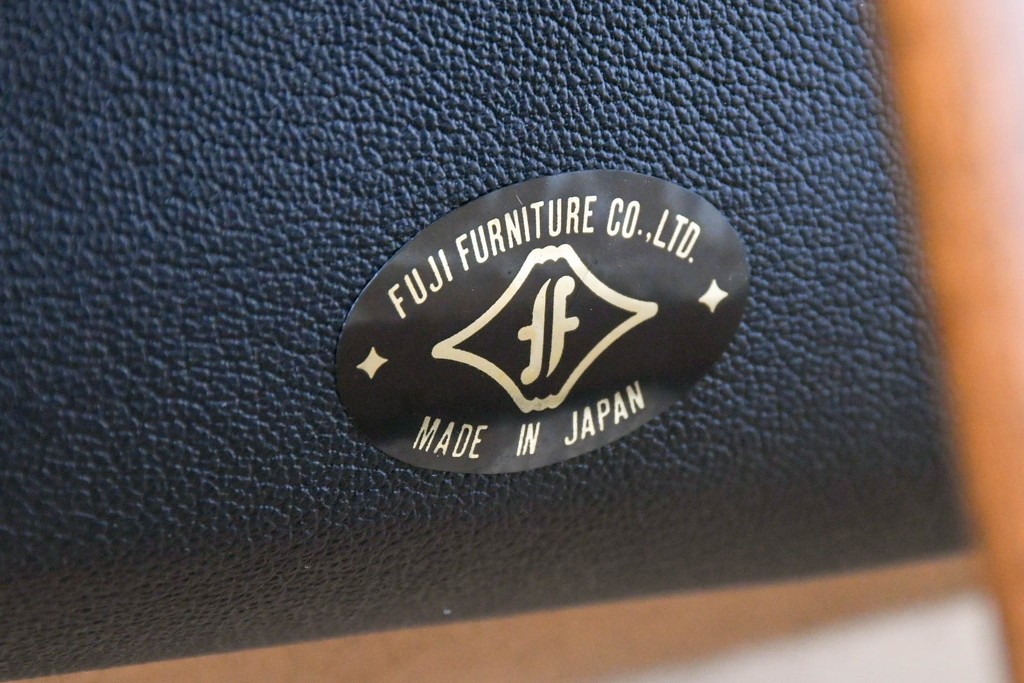 中古　希少な廃番品　富士ファニチア(FUJI FURNITURE)　本革　ブラウンの曲線フレームと黒の張地がモダンな1人掛けソファ　(R-091251)