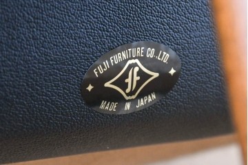 中古　希少な廃番品　富士ファニチア(FUJI FURNITURE)　本革　ブラウンの曲線フレームと黒の張地がモダンな1人掛けソファ　(R-091251)