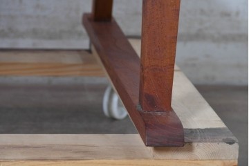 中古　BC工房　曲線を描くアームと背もたれがやわらかな印象のイージーチェア　(R-091252)