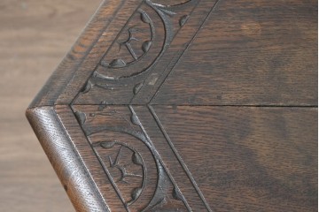 イギリスアンティーク　1920年頃　オーク材　六角形の天板とターニングレッグがクラシカルなサイドテーブル　(R-091255)