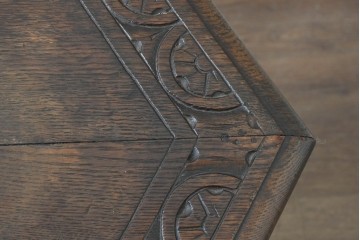 イギリスアンティーク　1920年頃　オーク材　六角形の天板とターニングレッグがクラシカルなサイドテーブル　(R-091255)