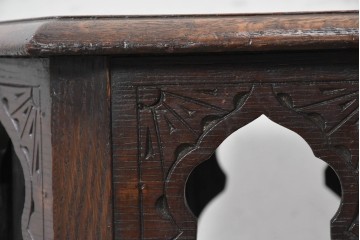 イギリスアンティーク　1920年頃　オーク材　六角形の天板とターニングレッグがクラシカルなサイドテーブル　(R-091255)