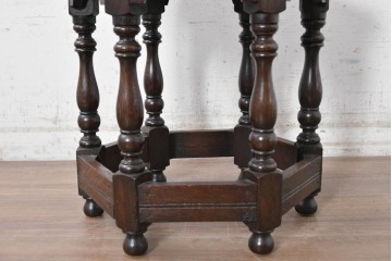 イギリスアンティーク　1920年頃　オーク材　六角形の天板とターニングレッグがクラシカルなサイドテーブル　(R-091255)
