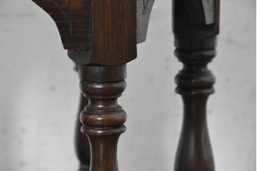 イギリスアンティーク　1920年頃　オーク材　六角形の天板とターニングレッグがクラシカルなサイドテーブル　(R-091255)