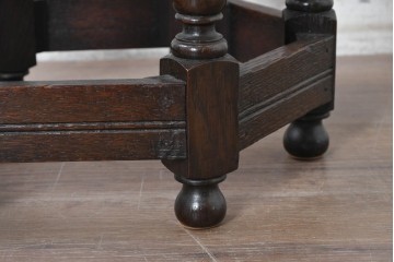 イギリスアンティーク　1920年頃　オーク材　六角形の天板とターニングレッグがクラシカルなサイドテーブル　(R-091255)