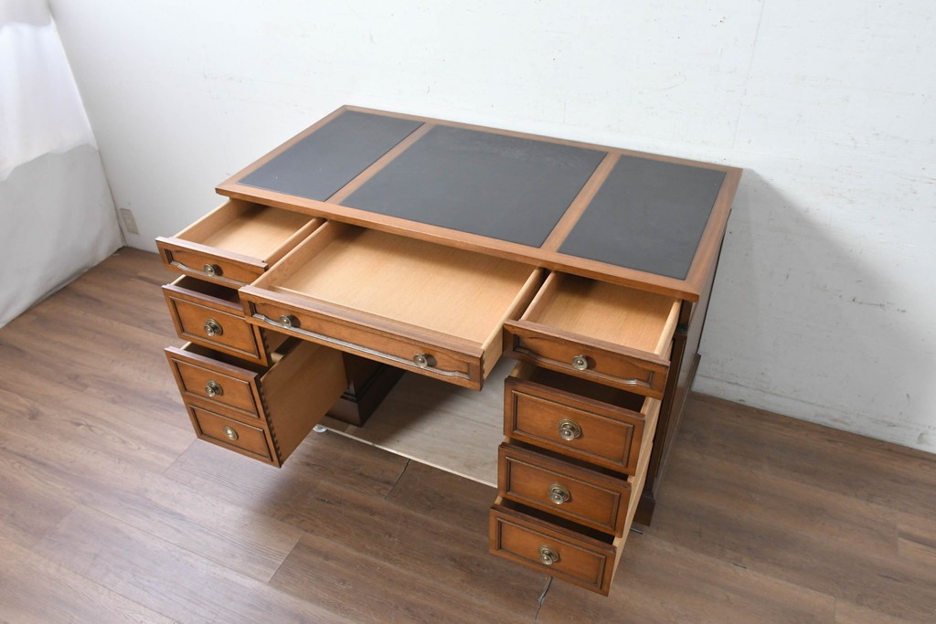 中古　アメリカ　DREXEL HERITAGE(ドレクセルヘリテイジ)　Triune(トライユン)　マホガニー材　引き出し9杯を備えたクラシカルな両袖デスク　定価約75万円　(R-091261)
