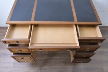 中古　アメリカ　DREXEL HERITAGE(ドレクセルヘリテイジ)　Triune(トライユン)　マホガニー材　引き出し9杯を備えたクラシカルな両袖デスク　定価約75万円　(R-091261)