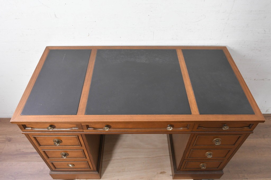 中古　アメリカ　DREXEL HERITAGE(ドレクセルヘリテイジ)　Triune(トライユン)　マホガニー材　引き出し9杯を備えたクラシカルな両袖デスク　定価約75万円　(R-091261)