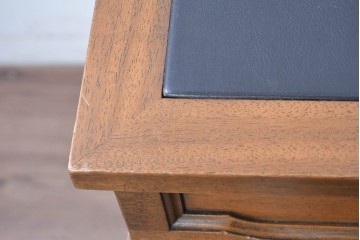 中古　アメリカ　DREXEL HERITAGE(ドレクセルヘリテイジ)　Triune(トライユン)　マホガニー材　引き出し9杯を備えたクラシカルな両袖デスク　定価約75万円　(R-091261)