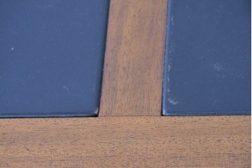中古　アメリカ　DREXEL HERITAGE(ドレクセルヘリテイジ)　Triune(トライユン)　マホガニー材　引き出し9杯を備えたクラシカルな両袖デスク　定価約75万円　(R-091261)
