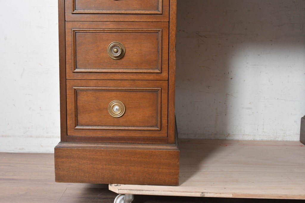 中古　アメリカ　DREXEL HERITAGE(ドレクセルヘリテイジ)　Triune(トライユン)　マホガニー材　引き出し9杯を備えたクラシカルな両袖デスク　定価約75万円　(R-091261)