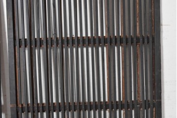 アンティーク建具　明治から大正期　縦格子が端正な格子戸2枚セット　(R-091264)