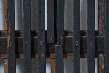 アンティーク建具　明治から大正期　縦格子が端正な格子戸2枚セット　(R-091264)