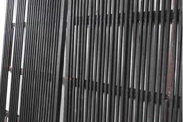 アンティーク建具　明治から大正期　縦格子が端正な格子戸2枚セット　(R-091264)