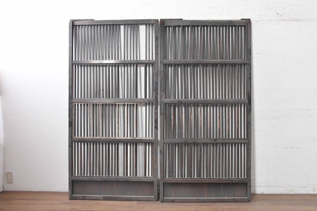 アンティーク建具　明治から大正期　縦格子が端正な格子戸2枚セット　(R-091264)
