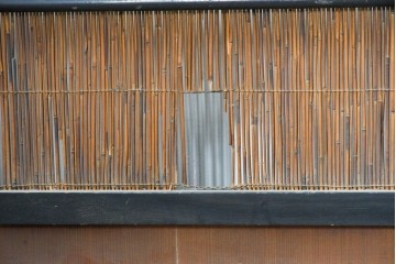 アンティーク建具　昭和初期　黒枠と帯の透かし意匠が印象的な夏戸4枚セット　(R-091266)