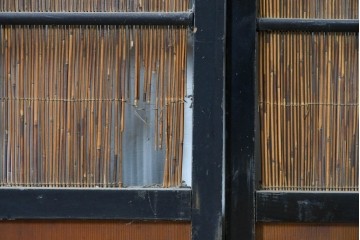 アンティーク建具　昭和初期　黒枠と帯の透かし意匠が印象的な夏戸4枚セット　(R-091266)