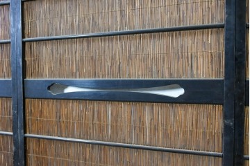 アンティーク建具　昭和初期　黒枠と帯の透かし意匠が印象的な夏戸4枚セット　(R-091266)