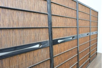 アンティーク建具　昭和初期　黒枠と帯の透かし意匠が印象的な夏戸4枚セット　(R-091266)