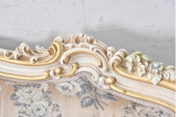 中古　イタリア高級家具　ロココ調　SILIK(シリック)　花柄の張地と華麗な彫刻が映える3人掛けソファ　(R-091268)