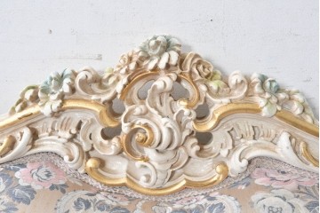 中古　イタリア高級家具　ロココ調　SILIK(シリック)　花柄の張地と華麗な彫刻が映える3人掛けソファ　(R-091268)