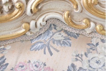 中古　イタリア高級家具　ロココ調　SILIK(シリック)　花柄の張地と華麗な彫刻が映える3人掛けソファ　(R-091268)