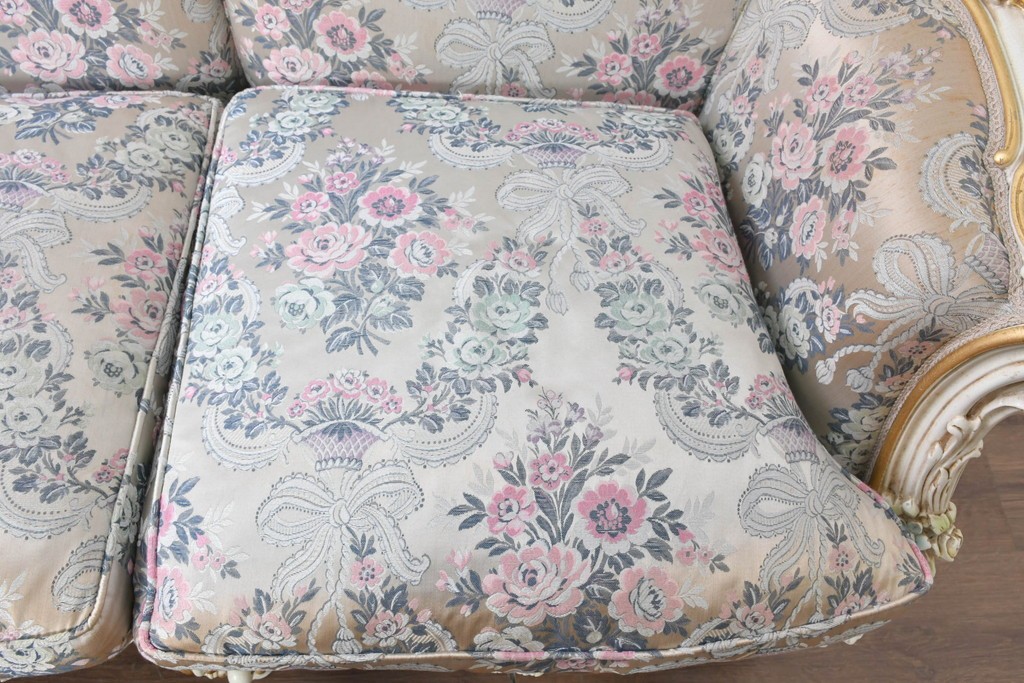 中古　イタリア高級家具　ロココ調　SILIK(シリック)　花柄の張地と華麗な彫刻が映える3人掛けソファ　(R-091268)