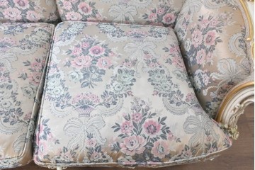 中古　イタリア高級家具　ロココ調　SILIK(シリック)　花柄の張地と華麗な彫刻が映える3人掛けソファ　(R-091268)