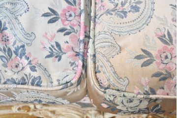 中古　イタリア高級家具　ロココ調　SILIK(シリック)　花柄の張地と華麗な彫刻が映える3人掛けソファ　(R-091268)