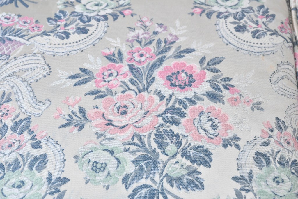 中古　イタリア高級家具　ロココ調　SILIK(シリック)　花柄の張地と華麗な彫刻が映える3人掛けソファ　(R-091268)