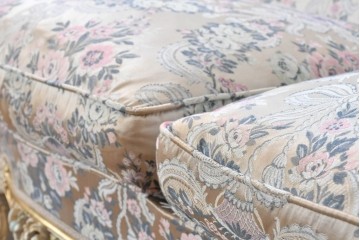 中古　イタリア高級家具　ロココ調　SILIK(シリック)　花柄の張地と華麗な彫刻が映える3人掛けソファ　(R-091268)