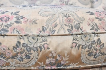 中古　イタリア高級家具　ロココ調　SILIK(シリック)　花柄の張地と華麗な彫刻が映える3人掛けソファ　(R-091268)