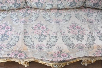 中古　イタリア高級家具　ロココ調　SILIK(シリック)　花柄の張地と華麗な彫刻が映える3人掛けソファ　(R-091268)