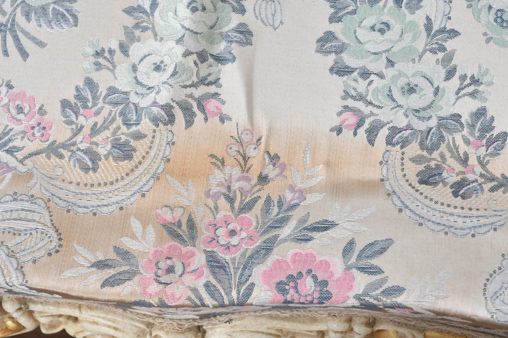 中古　イタリア高級家具　ロココ調　SILIK(シリック)　花柄の張地と華麗な彫刻が映える3人掛けソファ　(R-091268)